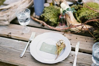Tabağın üzerinde bir buket kurumuş çiçek ve masanın üzerinde bir yazı var. Yazı: gelin. Yüksek kalite fotoğraf