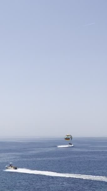 Motorboot Voor Parasailing Drijft Zee Met Een Kleurrijke Parachute Hoge — Stockvideo