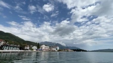 Denizden Kotor Körfezi 'nin setine bakın. Karadağ. Yüksek kaliteli FullHD görüntüler