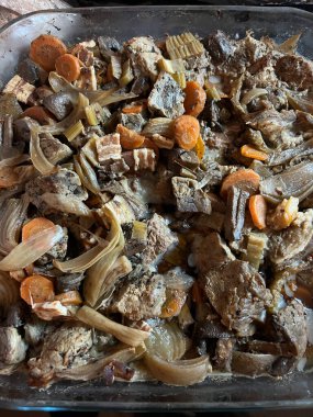 Tabakta havuç ve soğan ile haşlanmış et parçaları. Yüksek kalite fotoğraf