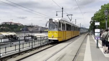 Sarı tramvay pistte ilerliyor. Budapeşte, Macaristan. Yüksek kalite 4k görüntü