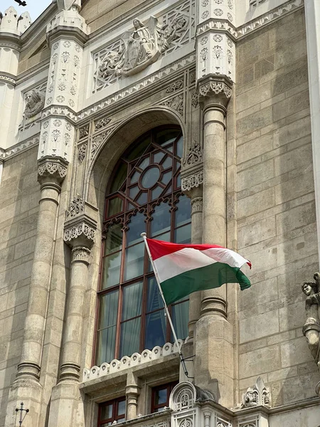 Vigado Konzerthalle Mit Der Flagge Von Ungarn Budapest Hochwertiges Foto — Stockfoto