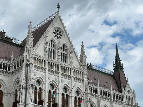 Türme Des Ungarischen Parlamentsgebäudes Gegen Den Himmel Budapest Hochwertiges Foto — Stockfoto