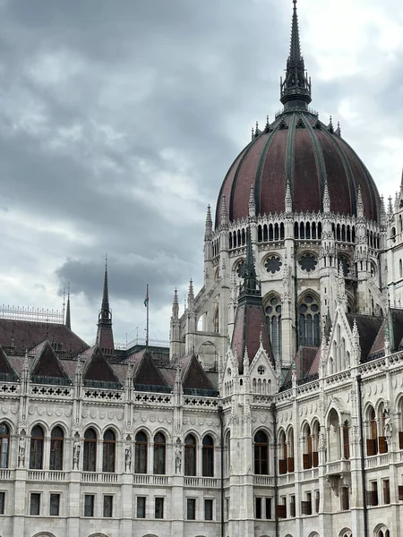 Kuppel Des Gebäudes Des Ungarischen Parlaments Vor Einem Bewölkten Himmel — Stockfoto