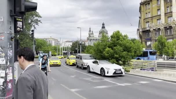 Cars Cyclists Ferenc Deak Square Anker House Budapest High Quality — ストック動画