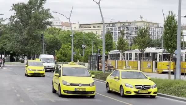 Yellow Taxis Drive Ferenc Deak Square Budapest Hungary High Quality — Stockvideo