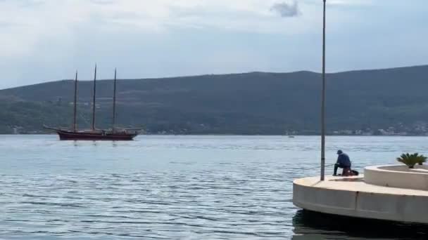 Three Masted Sailing Yacht Stands Sea Pier Backdrop Mountains High — Video Stock