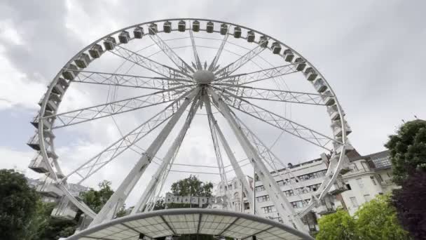 Spinning White Ferris Wheel Park Budapest Hungary High Quality Footage — Vídeos de Stock