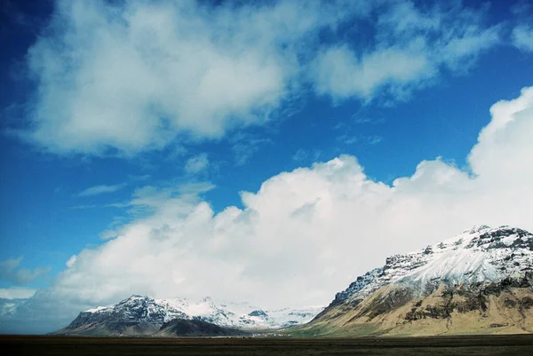 Valley Foot Snow Capped Mountains Blue Sky Iceland High Quality — Fotografia de Stock