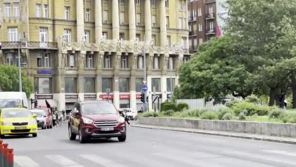 Pedestrians Walk Crosswalk Anker House Background Budapest Hungary High Quality — Videoclip de stoc