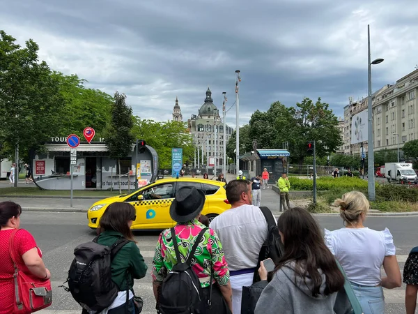 Chodci Stojí Před Semaforem Ferenc Deak Square Budapešť Maďarsko Kvalitní — Stock fotografie