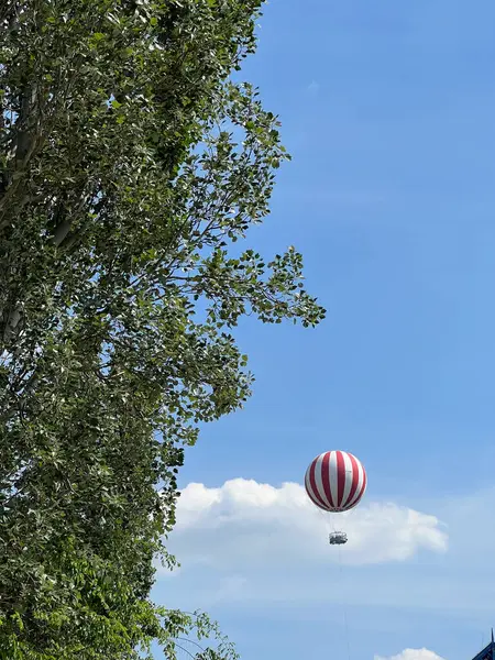 Striped Hot Air Balloon Sky Green Trees High Quality Photo — ストック写真