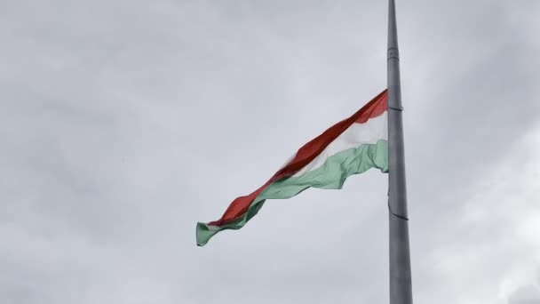 Waving Hungarian Flag Cloudy Sky High Quality Footage — Vídeo de stock
