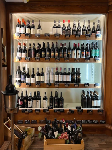 Bottles Wine Display Glass Store High Quality Photo — Fotografia de Stock