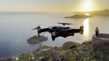 Sveti Stefan adasını filme alan dört motorlu drone. Yüksek kalite 4k görüntü
