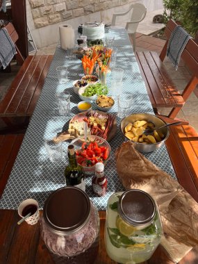 Sokaktaki çardakta yiyecek ve içeceklerle şenlik masasında servis edildi. Yüksek kalite fotoğraf