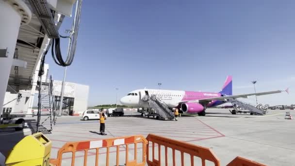 Grondpersoneel Dat Vliegtuigen Controleert Met Oprijplaat Luchthaven Hoge Kwaliteit Beeldmateriaal — Stockvideo