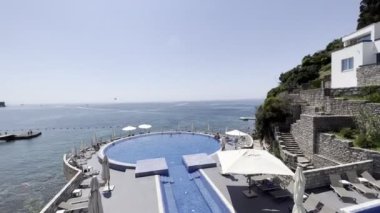 Avala Oteli 'nde açık deniz yüzme havuzu. Budva, Karadağ. Yüksek kalite 4k görüntü