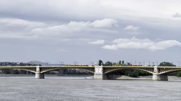 Žlutá Tramvaj Jede Přes Margaret Bridge Přes Dunaj Budapešť Maďarsko — Stock video