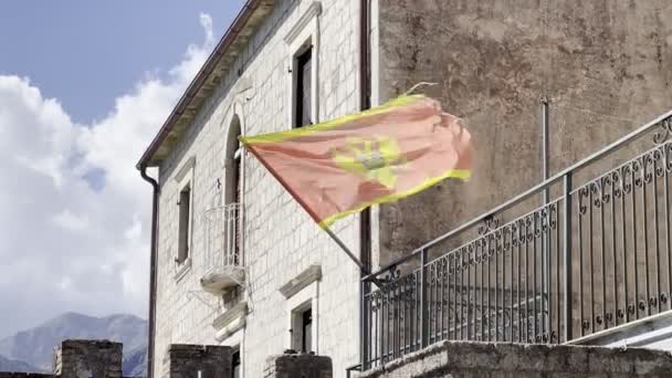 Bendera Melambai Dalam Angin Sebuah Bangunan Tua Rekaman Berkualitas Tinggi — Stok Video