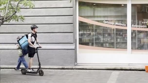 Courier Scooter Rides Busy Sidewalk High Quality Footage — Vídeo de Stock