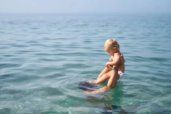 Dad Dived Water Holding Little Girl His Arms High Quality — Stockfoto