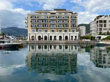Otel naibi suya yansıyor. Porto, Karadağ. Yüksek kalite fotoğraf