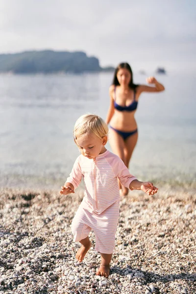 Gadis Kecil Berbaju Renang Berjalan Bertelanjang Kaki Pantai Berair Foto — Stok Foto