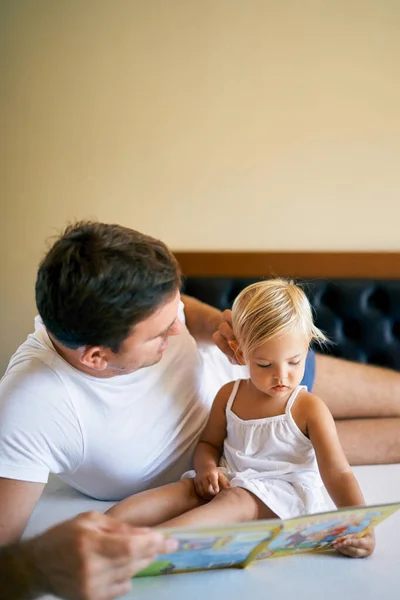 Dad Straightens Hair Little Daughter Reading Book High Quality Photo — Stok Foto