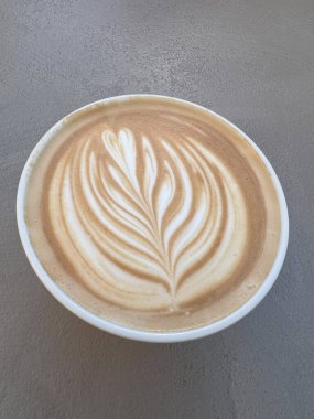 Kapuçino köpüklü kapuçino kalıbı. Üst Manzara. Yüksek kalite fotoğraf