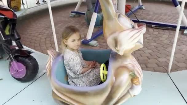 Little Girl Rides Carousel Green Park High Quality Footage — Video