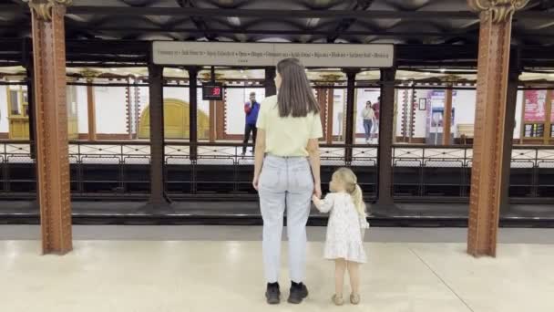 Mom Holds Hand Little Girl Standing Platform Subway High Quality — Vídeos de Stock