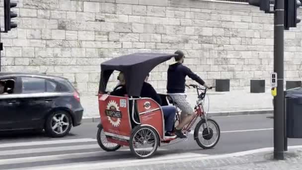 Cycle Rickshaw Carries Tourists City Budapest Hungary High Quality Footage — Stockvideo