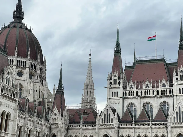 Spires Hungarian Parliament Waving Flag Budapest High Quality Photo — Stockfoto