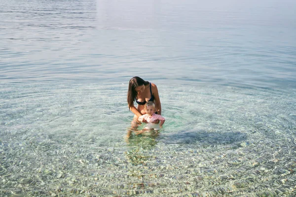 Mom Little Girl Sea Shallows High Quality Photo — стоковое фото