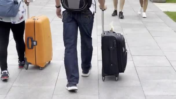 Man Woman Walking Street Suitcases Wheels High Quality Footage — Vídeos de Stock