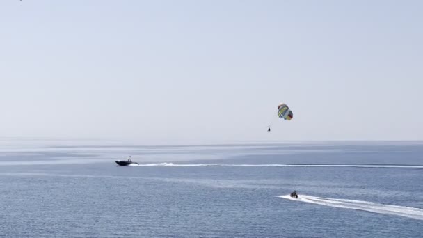 Motorboot Vervoert Skydivers Zee Hoge Kwaliteit Beeldmateriaal — Stockvideo