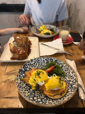 Kızarmış yumurta, servis masasında bir tabakta. Yüksek kalite fotoğraf