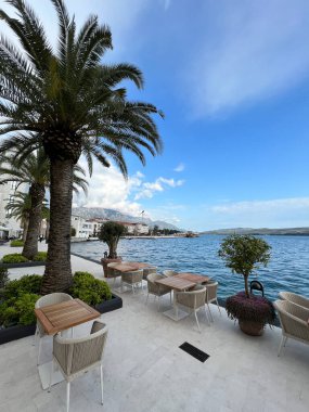 Deniz kıyısındaki iskelede restoran terası. Yüksek kalite fotoğraf