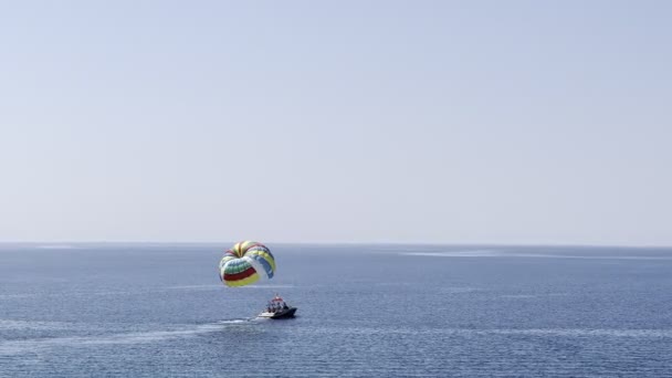 Motorboat Carries Skydivers Sea Bright Parachute High Quality Footage — Stockvideo