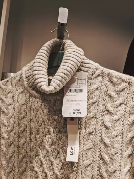 Sweater Rajutan Krem Dengan Label Harga Tergantung Pada Gantungan Foto — Stok Foto
