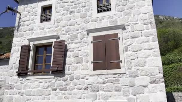 Oude Stenen Huis Met Houten Luiken Aan Voet Van Bergen — Stockvideo