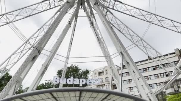 White Spinning Ferris Wheel Inscription Caption Budapest High Quality Footage — Vídeos de Stock