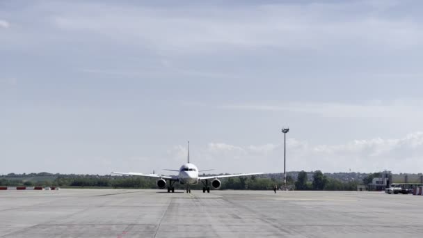 Plane Stands Runway Takeoff High Quality Footage — Vídeo de Stock