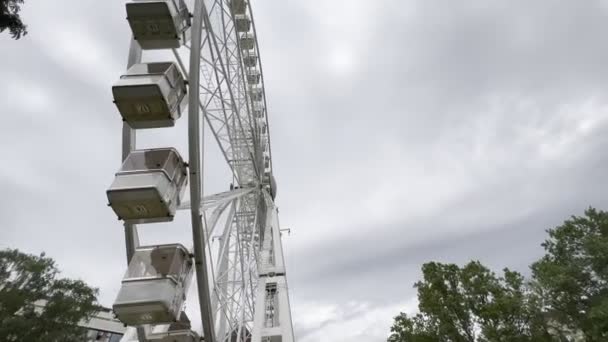 Cabin Rotating Ferris Wheel Cloudy Sky Budapest Hungary High Quality — Vídeo de Stock