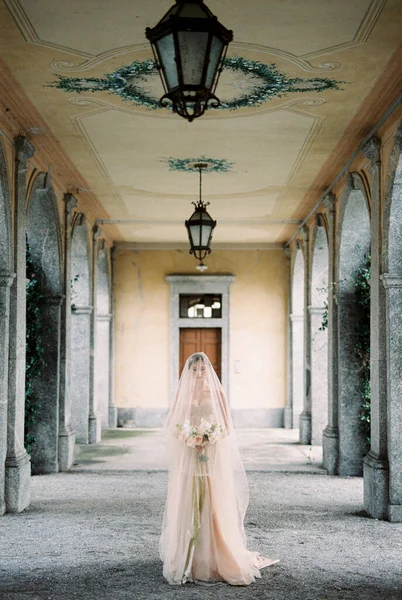 Bride Dress Veil Walks Bouquet Terrace Old Villa High Quality — 스톡 사진