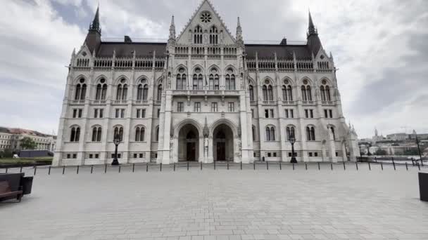 Marble Building Hungarian Parliament Cobbled Square Budapest Hungary High Quality — стокове відео