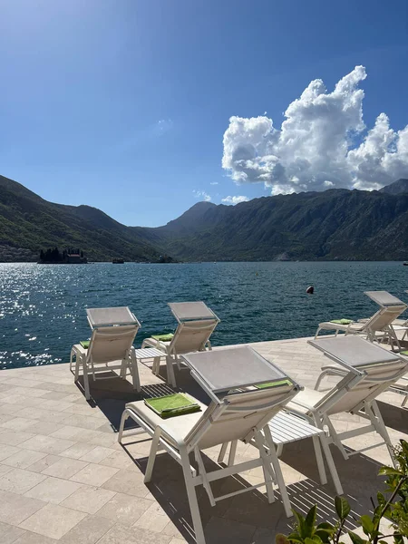 Sun Loungers Stand Sea Promenade Overlooking Mountains High Quality Photo — ストック写真