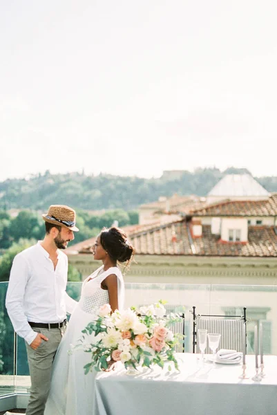 Bride Groom Stand Terrace Roof Table High Quality Photo — Φωτογραφία Αρχείου