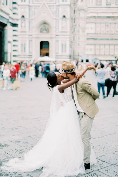 Groom Kisses Bride Square Front Florence Cathedral High Quality Photo — Stock Fotó